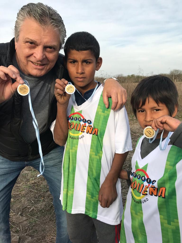 URCentro's tweet photo. @BojanichJulio participó del campeonato de fútbol ⚽ realizado el finde en la zona rural de Sáenz Peña, en el marco de las distintas celebraciones en el mes del 👦👧. Bojanich destacó la tarea que viene realizando @GustavoPorChaco y @domingopeppo con mirada exclusiva en los niños https://t.co/YgfLjsaqoz