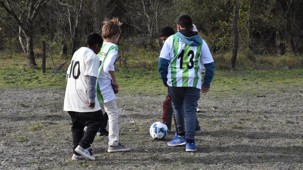URCentro's tweet photo. @BojanichJulio participó del campeonato de fútbol ⚽ realizado el finde en la zona rural de Sáenz Peña, en el marco de las distintas celebraciones en el mes del 👦👧. Bojanich destacó la tarea que viene realizando @GustavoPorChaco y @domingopeppo con mirada exclusiva en los niños https://t.co/YgfLjsaqoz
