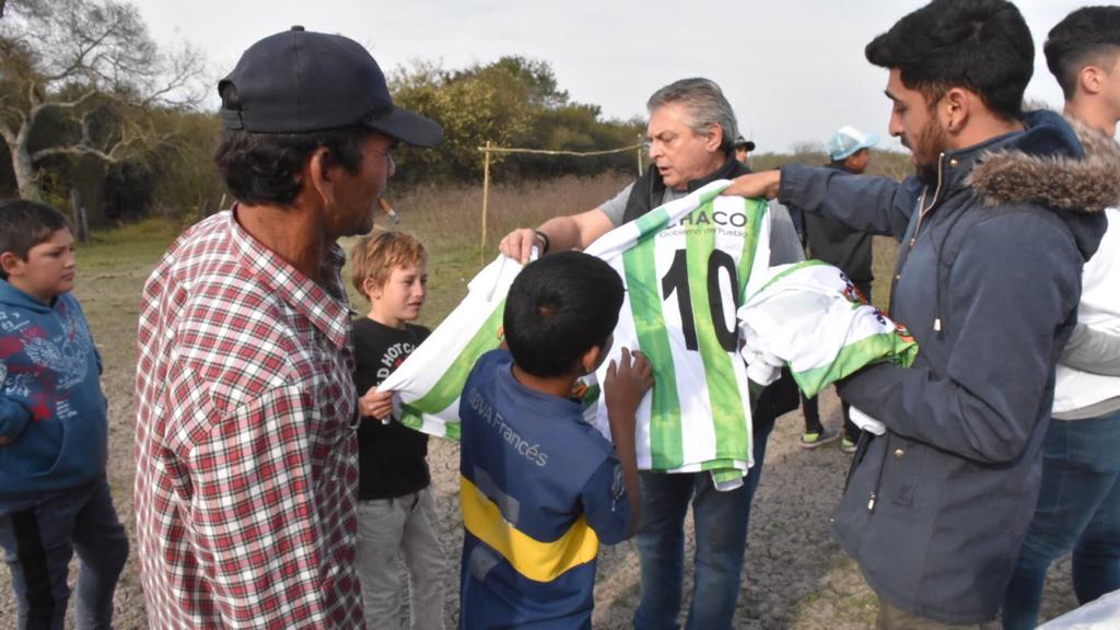 URCentro's tweet photo. @BojanichJulio participó del campeonato de fútbol ⚽ realizado el finde en la zona rural de Sáenz Peña, en el marco de las distintas celebraciones en el mes del 👦👧. Bojanich destacó la tarea que viene realizando @GustavoPorChaco y @domingopeppo con mirada exclusiva en los niños https://t.co/YgfLjsaqoz