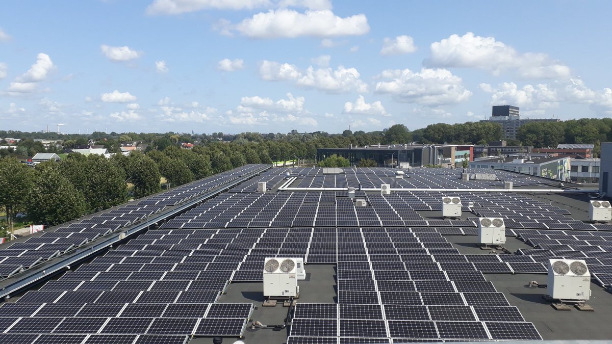 NoortjeKteA's tweet photo. Opname voor #Amsterdaminformeert met Coöperatie lid van @EcostroomNu Willem en @At5. Hij heeft 20 #zonnepanelen op dak #Koopcentrum #Akerpoort : groen en ook rendabel, vanaf maandag te zien op TV in @duurzaam020 en omstreken https://t.co/F5FtHiDTPs