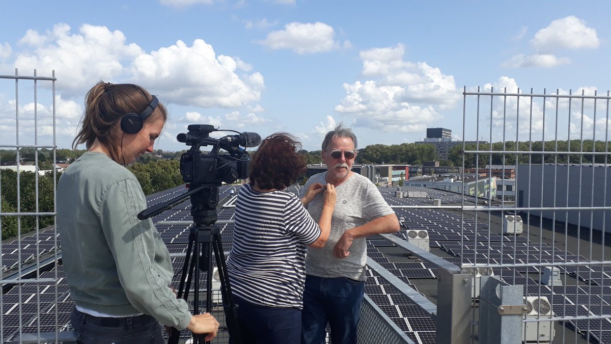 NoortjeKteA's tweet photo. Opname voor #Amsterdaminformeert met Coöperatie lid van @EcostroomNu Willem en @At5. Hij heeft 20 #zonnepanelen op dak #Koopcentrum #Akerpoort : groen en ook rendabel, vanaf maandag te zien op TV in @duurzaam020 en omstreken https://t.co/F5FtHiDTPs