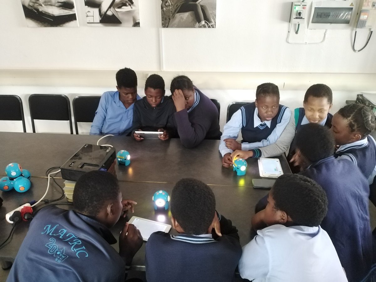 Floyd_1995's tweet photo. #WonderFilledLearning #ReImagineEducation #LearningIsFun #OpenLearningPlus
Introduction of the robotics, Dot and Dash.
@JusticiaDlc @GwfOnline https://t.co/aahqtg3wK9