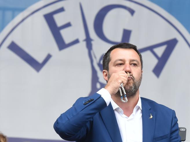 EzeMastaki's tweet photo. Cita Giovanni Paolo II e poi lascia in mare i disperati.
#CrisiDiGoverno #maratonamentana https://t.co/EBfqBclvjJ
