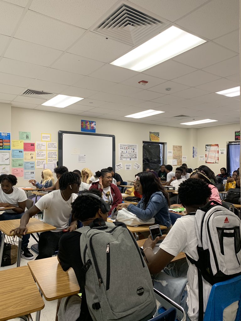 Calista1688's tweet photo. Bro it’s 43 people in here college class or what #graduationwya #desotogetittogether #imfedup #allmylifeihadtofight #fuckit https://t.co/IiZ2qp1oYr