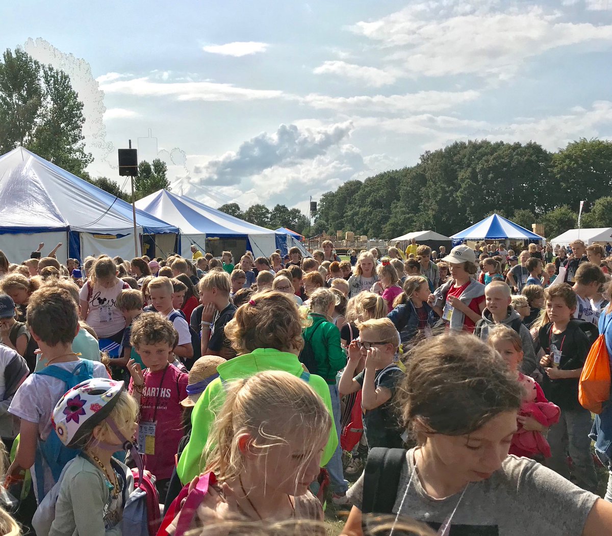 VerhoeffJet's tweet photo. Als raadslid ⁦@gb_ede⁩ een kijkje mogen nemen in het ⁦@Kinderdorp⁩ #Bennekom . Wat een blije kinderen, wat een goede begeleiding. Goed toezicht, zeker bij het hutten bouwen. Iedere avond controle of de hutten stevig zijn, zei de leiding. Perfect, zo hoort het ook👍 https://t.co/a0H1Vn0ffp