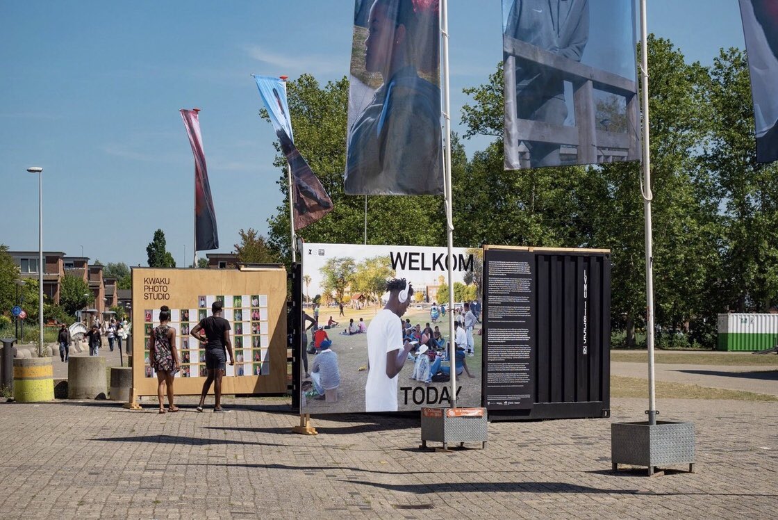 SEDNAContainers's tweet photo. 🇳🇱 Tijdens het jaarlijkse Kwaku Summer Festival kregen studenten de mogelijkheid portretten te fotograferen van de bezoekers op het festival. Deze foto’s kwamen een aantal dagen later in de door SEDNA geleverde pop-up fotostudio te hangen. 

https://t.co/hYfnStvQOP https://t.co/yeF98g1sNN