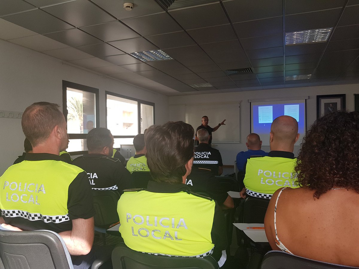 RadioTaxiCadiz's tweet photo. Las Policias Locales 👮🏻‍♂️👮🏼‍♀️ de Cádiz, San Fernando y El Puerto de Santa maria han recibido hoy formación📑 para el control de VTC's por parte de Alfonso Mendoza Bellido, Policia Local de Marbella y experto en el tema. https://t.co/A6c4IQXKa0
