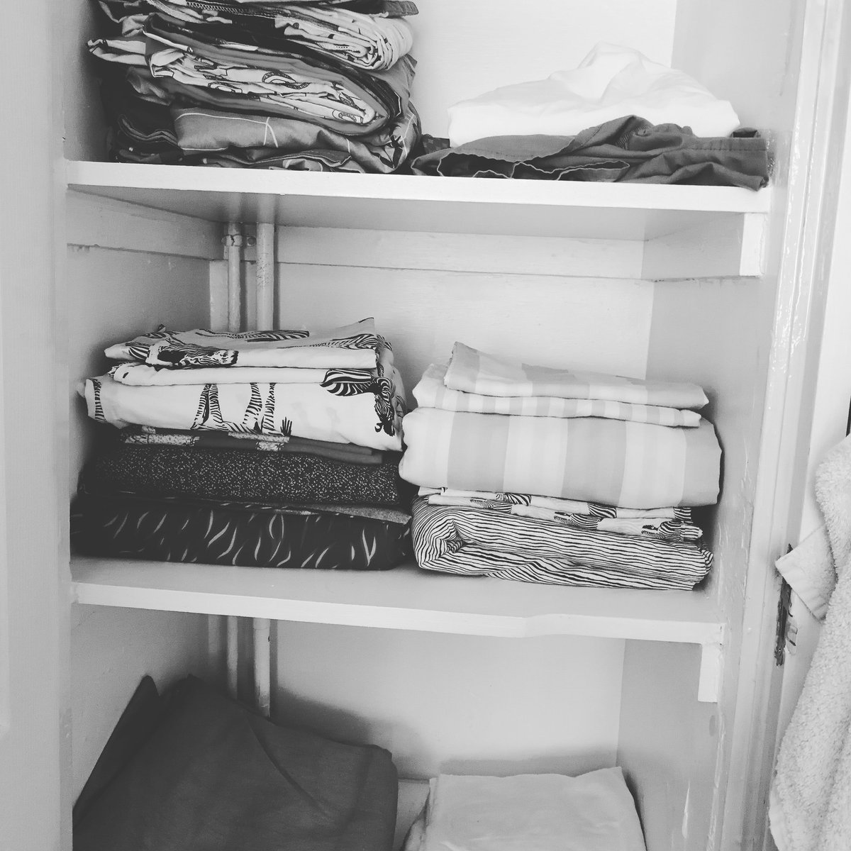CarleyFletcher3's tweet photo. Right back to de cluttering. Arghhh I hate cleaning its never ending https://t.co/en4WZjNlPH