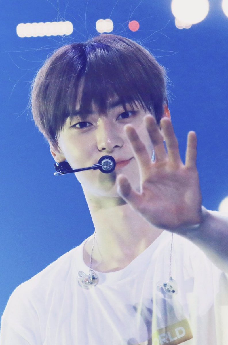 runminhyun's tweet photo. 정전기를 조심하세요 아주 귀여워지니까 https://t.co/gWMjy6aAgw