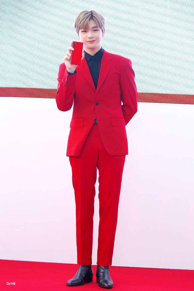 Twitter 上的 ハラはカンダニエルくん応援中 スタイル良すぎるしめっためたにカッコいいけどジャケットの裾がくるってなってるところが超カンダニエルくんでだいすき T Co 9rej1l0zy7 Twitter