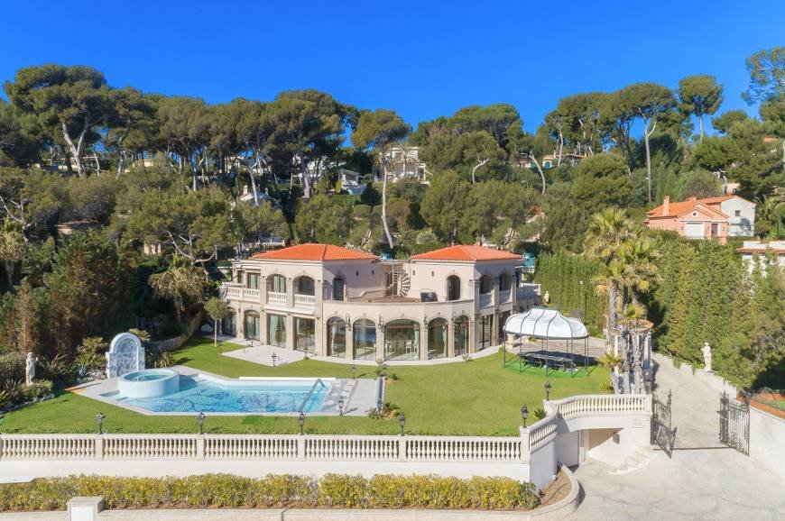 Hamptons_Chi's tweet photo. #TravelTuesday We have taken inspiration this week from a recent trip to France, this is one of our many amazing offerings currently on the market in Antibes. #luxurylifestyle #summertime #international

https://t.co/YGd1e50StQ https://t.co/YBltwsDgI6