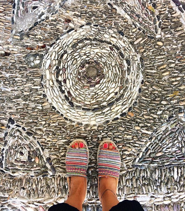 xromajewelry's tweet photo. Pebble floor #selfeet #selfeetime #selfeetoftheday #pebblefloor #pebbleart #whatisee #theviewfromhere #islandlife #greece #tiles #ihavethisthingwithtiles #summertoes #livecolorfully https://t.co/YVsTkWgHXe