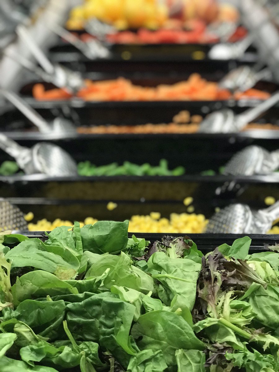 susan_veitchers's tweet photo. Food GLORIOUS Food as far as the eye can see. 👀🧡🖤Move up day for 7th &amp; 8th grade at Sharon Tigers. #luckythem #franrocks #teamwork #tng #momentsmatter #letsgo #freshfood @TngJessica @TNGMadPres @TNG_Corporate @TngSharon @Teamcassidy1 https://t.co/5ja35lopUf