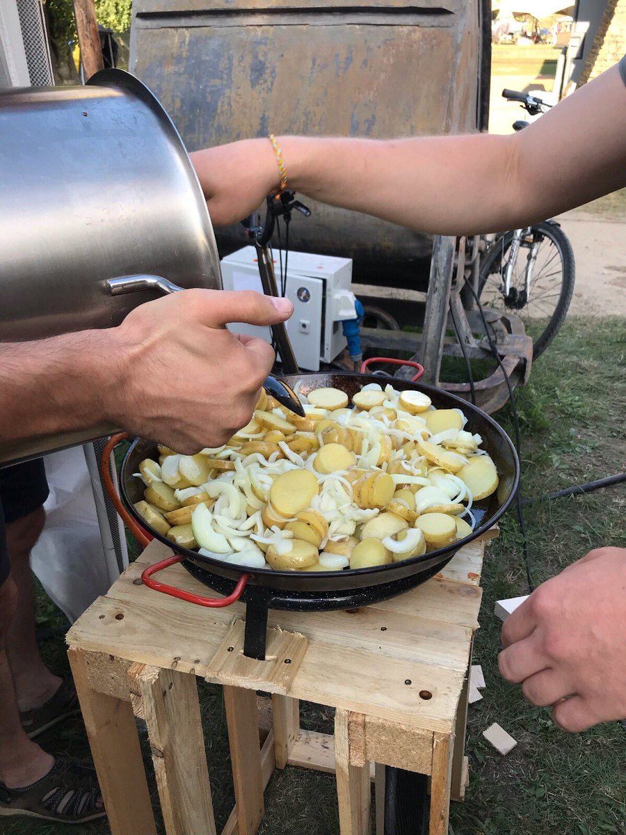 c3ma's tweet photo. Die Zeltküche ist inzwischen auch eingerichtet #FraMa #raubtierfütterung #cccamp19 https://t.co/66xKOtttun