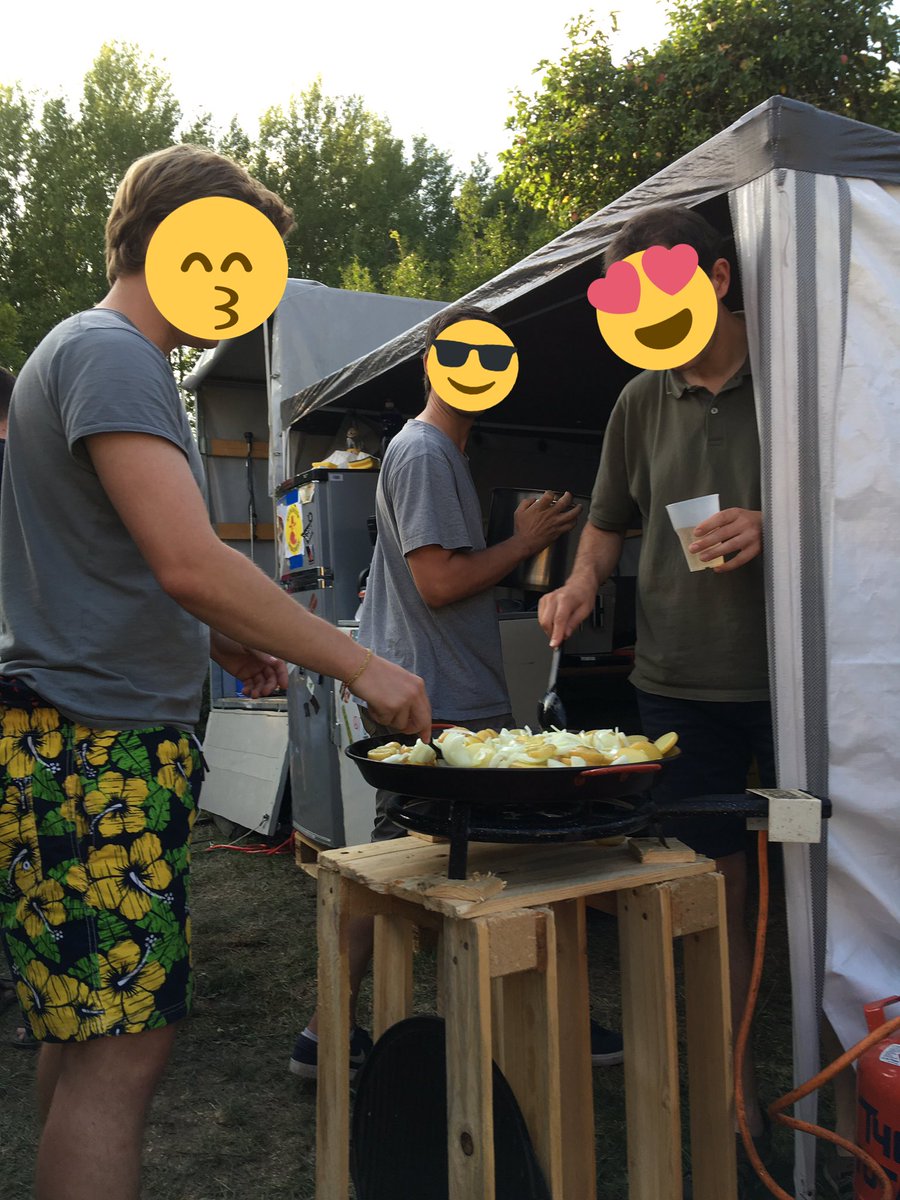 c3ma's tweet photo. Die Zeltküche ist inzwischen auch eingerichtet #FraMa #raubtierfütterung #cccamp19 https://t.co/66xKOtttun