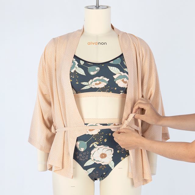 A cute kit featuring the Julia bralette, a cropped Mélanie robe and the new Marie-Josée briefs. // LAUNCH PROMOTION // When you purchase the Marie-Josée you get 10% of all other PDFs in your order.⁣
⁣.⁣
⁣These high-waist briefs with fully lined front… ift.tt/2NkHfaT