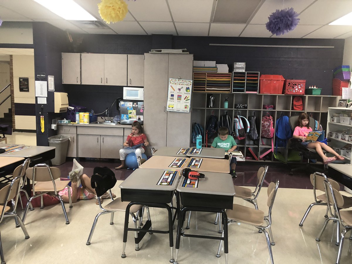 MrsOldhamsClass's tweet photo. First day of read-to-self! #KEReads #BeABulldog #TeamUpKSD https://t.co/lg6w4wXQii