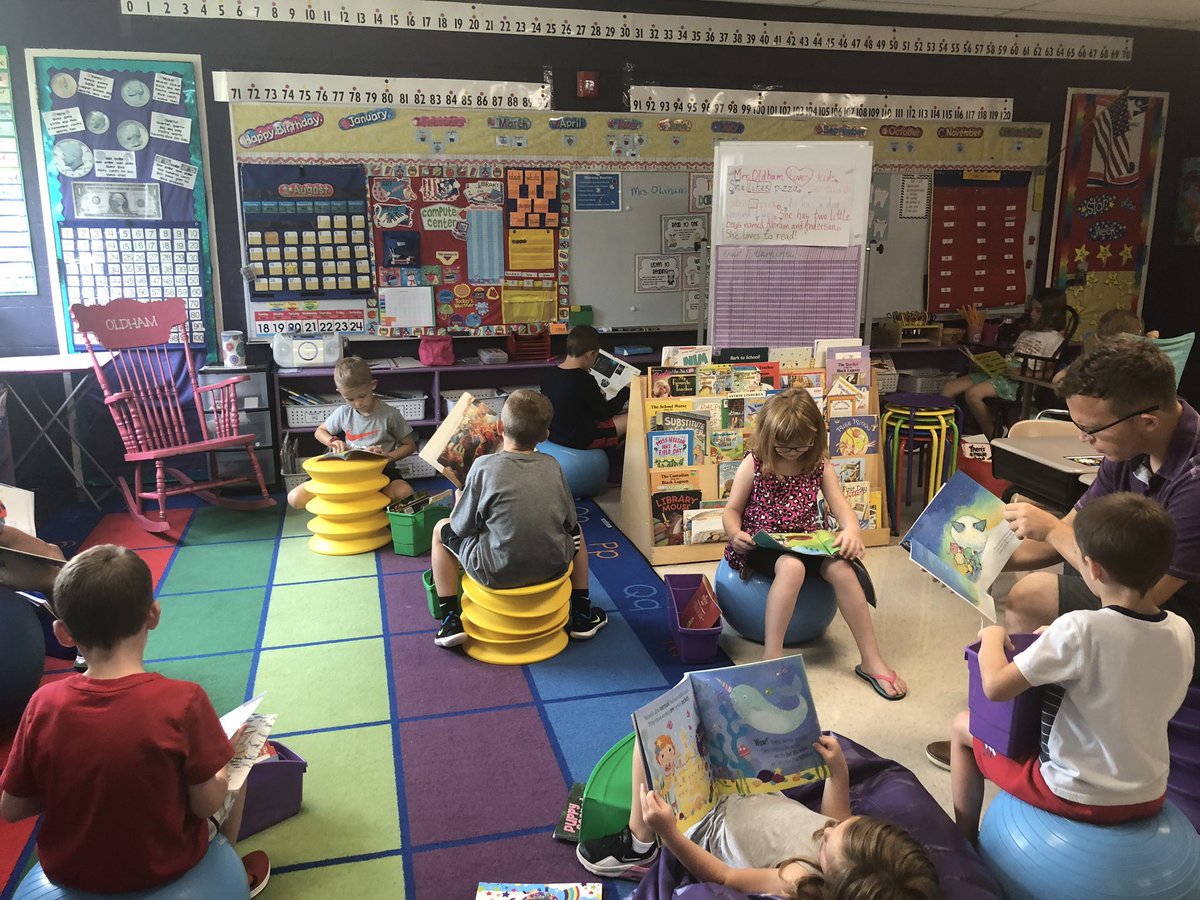 MrsOldhamsClass's tweet photo. First day of read-to-self! #KEReads #BeABulldog #TeamUpKSD https://t.co/lg6w4wXQii