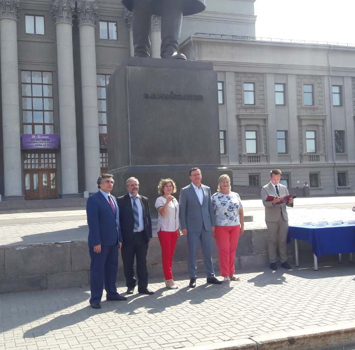 Мы получили новый автобус! В рамках торжественного мероприятия  нам особое внимание уделили министр образования и науки СО В.А.Акопьян  и губернатор  СО Азаров Д.И. Губернатор осмотрел салон и место водителя.  Хорошее начало историин нашего автобуса!