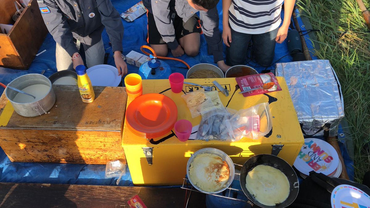 scoutingfn12's tweet photo. Tijdens een 2 daagse tocht mochten de verkenners zelf boodschappen doen. Verstandig als ze zijn, kozen ze voor een maaltijd vol vitamientjes; pannekoeken https://t.co/h56dSROBTq