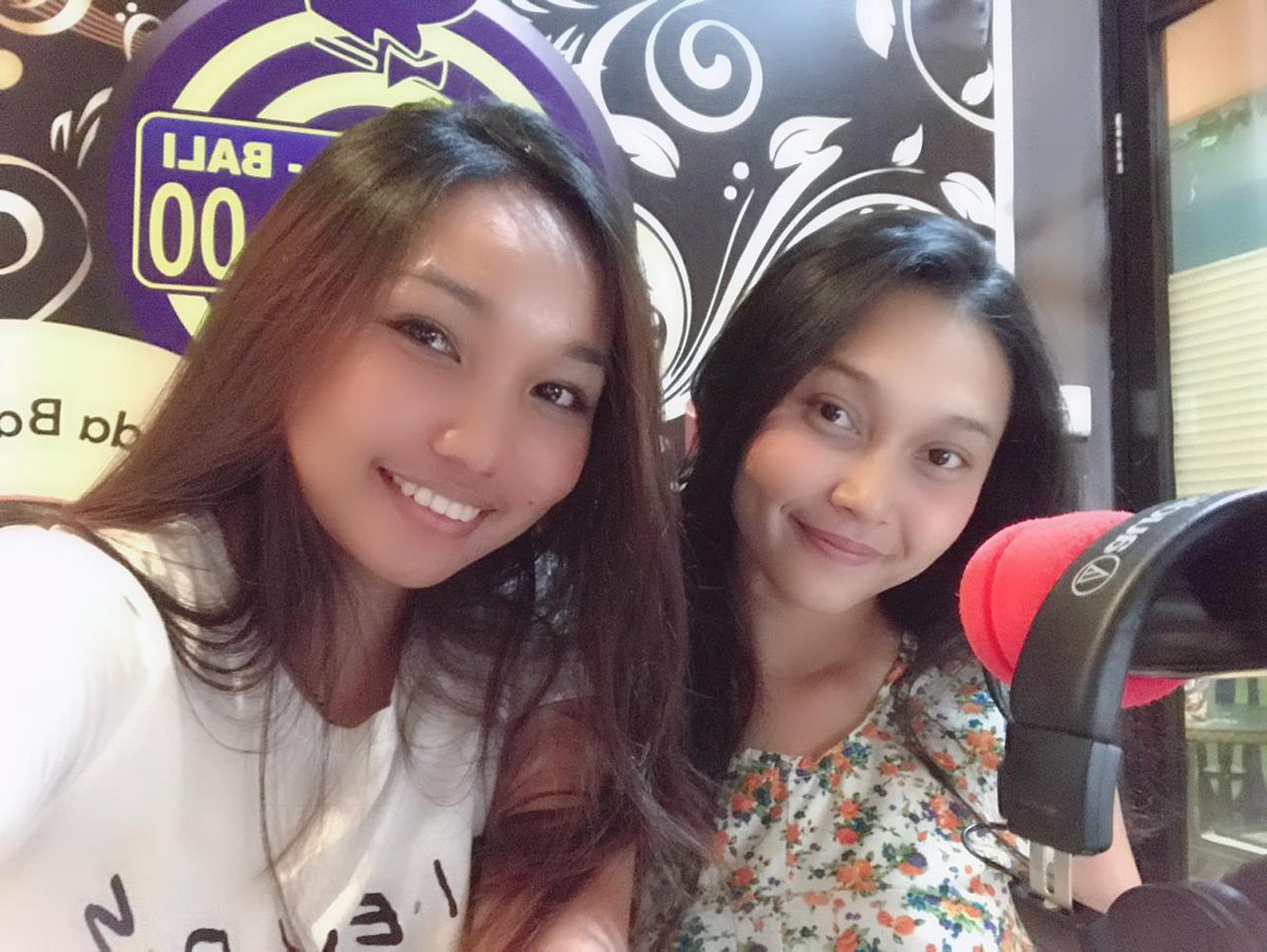 siap-siap untuk #WARAWIRI ya kawula muda karena udh ada DJ @debbyciya308 dan DJ 912 <a href="/chikamhyn/">chikamhyn</a> yang bakal nemenin kamu sampai jam 9 malam nnti~