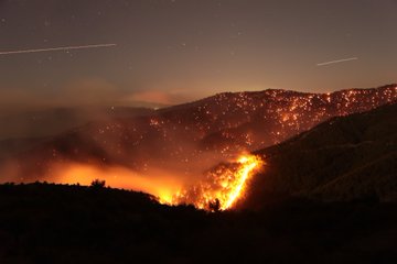 5 ayrı noktada aynı anda yangın çıkıyor ve 48 saattir bir yangın sönmüyor !!

Aslında sadece İzmir değil, koskoca bir ülke göz göre göre cayır cayır yanıyor!

Ülkeye karabasan gibi çökmüş bir çete var ve İzmir'in dağlarında çiçek bırakmadılar...

#izmirhalayanıyor