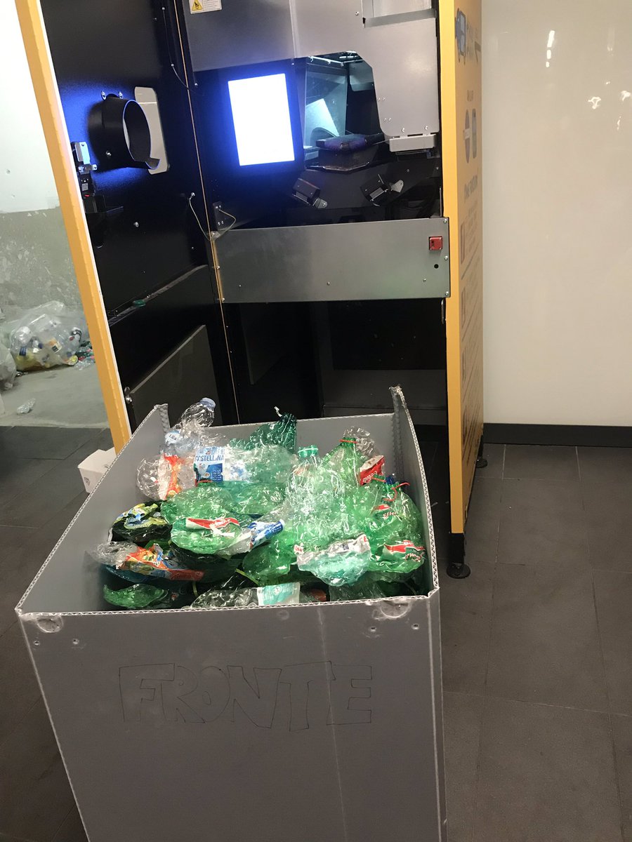 Macchinario aperto è inutilizzabile perché nessuno aveva inserito le buste. Gli operatori in sede nei gabbiotti della metro declinano ogni responsabilità. E <a href="/InfoAtac/">infoatac</a> non risponde ai tweet inviati. 
Cronache dalla #metroc