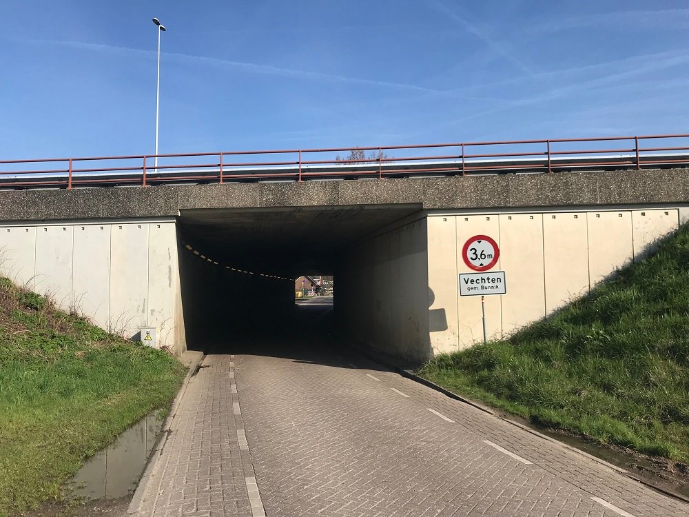 Vanaf maandag 26 augustus wordt een snelheidsremmend plateau aangelegd, net vóór de tunnel onder de A12 aan de kant van Fort Vechten en de Parallelweg. Autoverkeer wordt omgeleid. Fietsers kunnen afstappen en te voet erlangs. bunnik.nl/index.php?id=3…