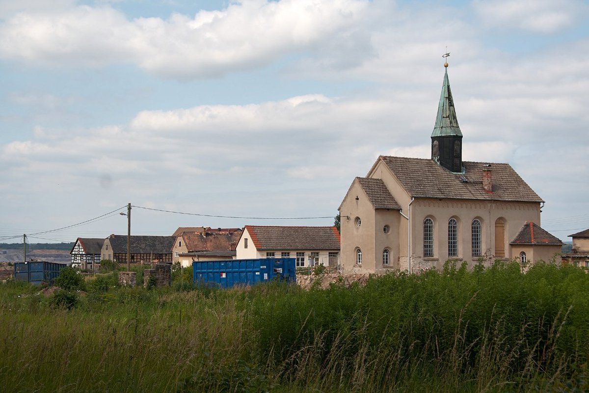 Vor zehn Jahren, im Sommer 2009, zerstörte die #Mibrag die letzten Reste von #Heuerstdorf.

Seit 14 Tagen sitzt eine Aktivistin, die sich couragiert dafür einsetzt, dass dieser Unsinn endlich aufhört, in Haft.

#EndCoal #KeepItInTheGround #FreeMerle