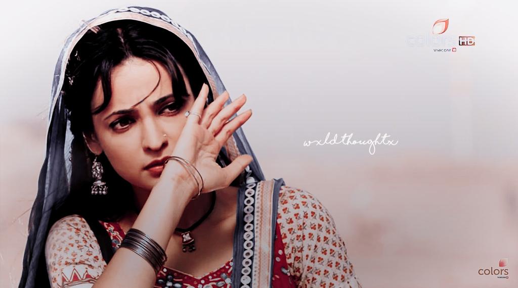 Every time I watch Sanaya, I'm left in awe of her phenomenal acting prowess. She can fit into any character so well and quick. Also, she looks gorgeous in this Rajasthani attire  #SanayaIrani