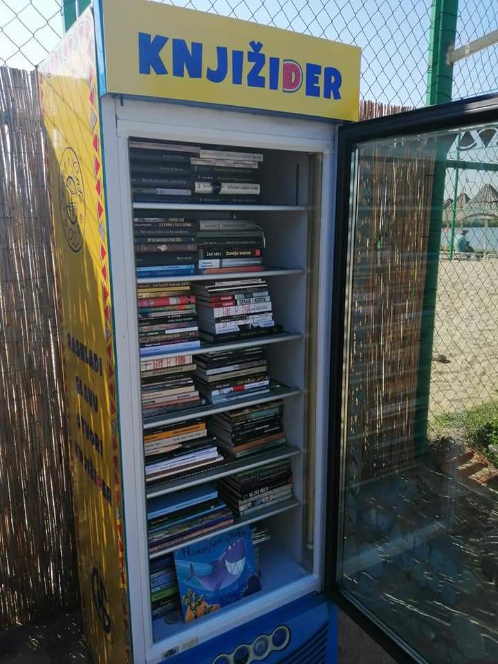 Na gradskom kupalištu Pekara u Zrenjaninu kraj bašte jednog kafića postavljen je Knjižider. U pitanju je frižider koji nije u funkciji ali su na policama knjige koje kupači mogu pozajmiti. "Projekat" se zove "ohladi glavu!"
Odlična ideja!