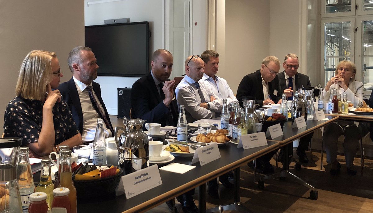 DirectorDKTrade's tweet photo. Tour de Ministerie. Danske ambassadører på tur i Kbh for at besøge fagministerier. Her i @DKsundhed for at drøfte samarbejde og eksport,  bla 🇳🇴🇨🇳🇧🇷🇲🇽🇯🇵. Tak til topledelsen og @Heunicke. Ser frem til at byde velkommen derude. #dkpol dkbiz @DanishMFA https://t.co/CBRSbPFezA