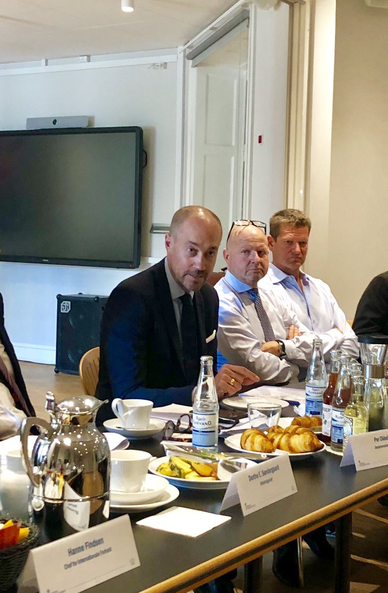 DKAmbNorway's tweet photo. Vigtig dialog i dag mellem sundhedsminister @Heunicke og danske ambassadører. Danmark har ekstremt stærke kompetencer på #sundhedsområdet og dem er der efterspørgsel efter i udlandet både #politisk og #kommercielt @DanishMFA @DKsundhed #eksport   #myndighedssamarbejde https://t.co/cc2Wfr8G2H