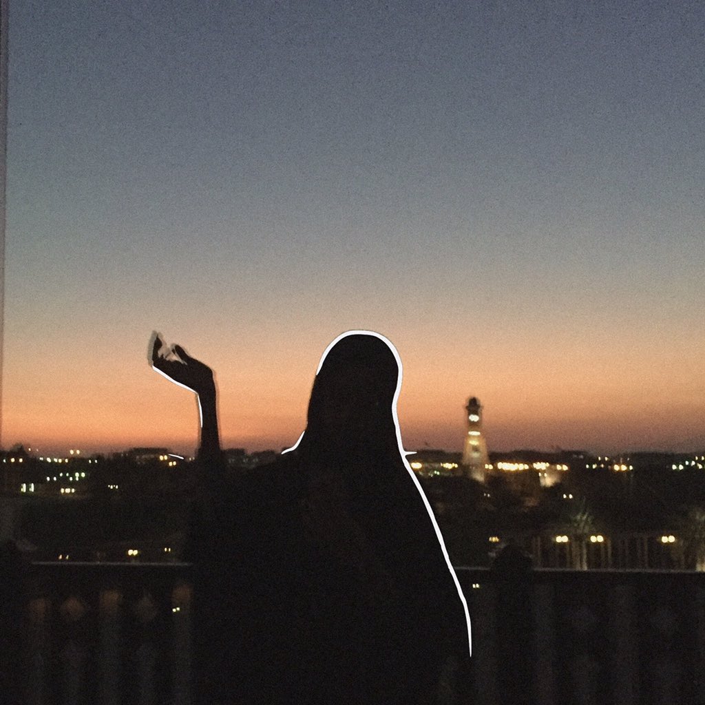 i_ra7ma's tweet photo. " أتذكرين بهذا اليوم تسكعنا؟
نمشي ويمشي خلفنا الشجر
كل السطوح التي مررنا بها تعرفنا 
وباعة الورد
والأكشاك 
والمطر " https://t.co/gVHf7jPSFi