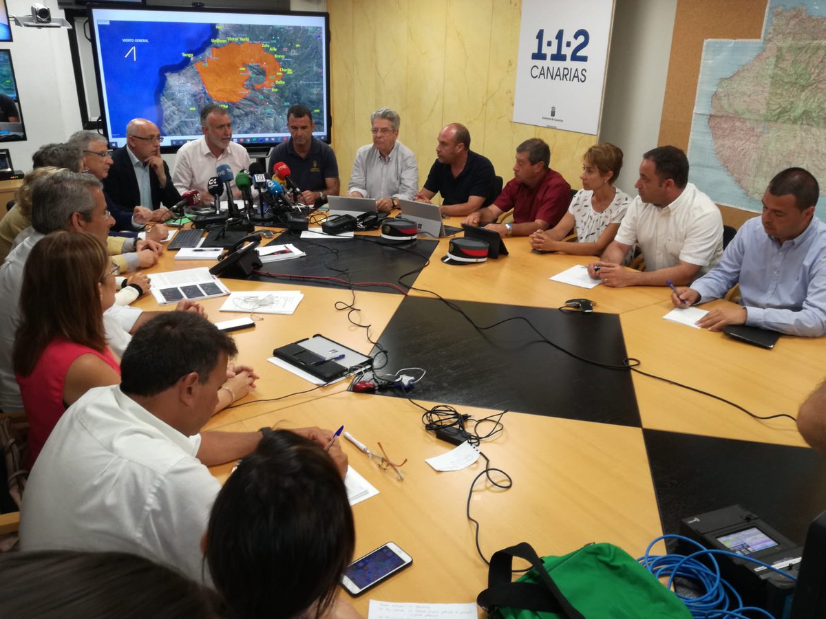 112canarias's tweet photo. #IFValleseco #IFGranCanaria Comienza la rueda de prensa ofrecida por el presidente de Canarias @avtorresp para informar de la evolución del incendio que tiene ya un perímetro de 78,8 km y afecta a 12.000 hectáreas https://t.co/6CfUwwGhJu