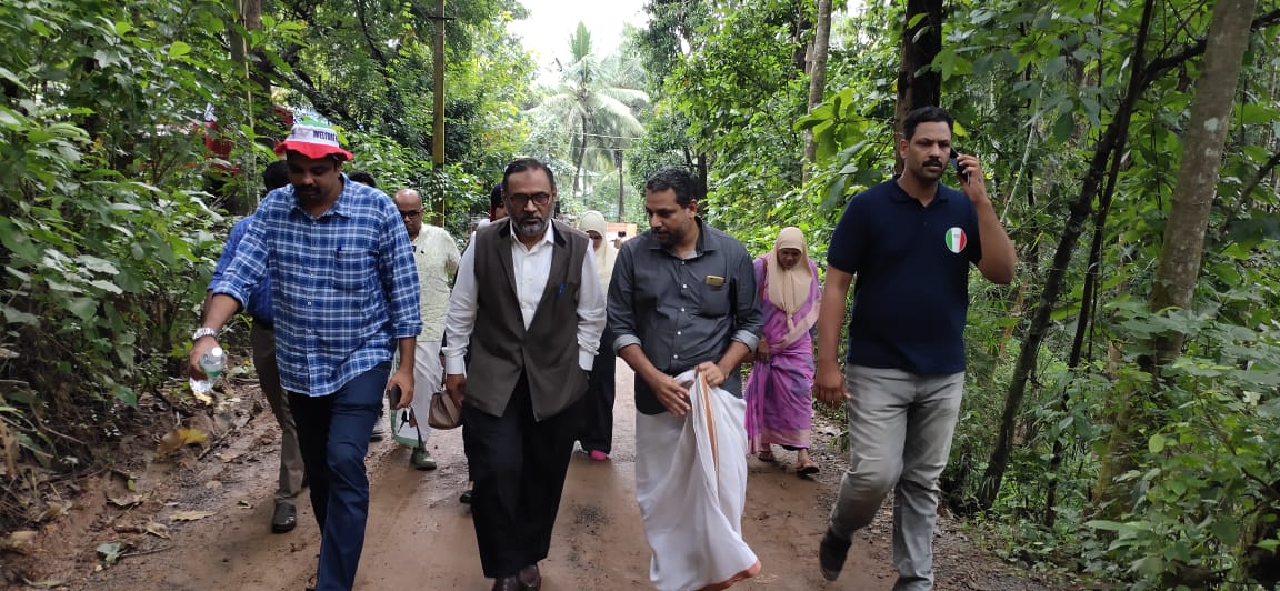 updatewelfare's tweet photo. National President SQR Ilyas, General Secretary Seema Mohsin along with Central Leaders visited Kerala Flood Effected area, Team Welfare Leaders Explained The Situation @sqrIlyas1 @karfraternity https://t.co/7x3rmUjVqa
