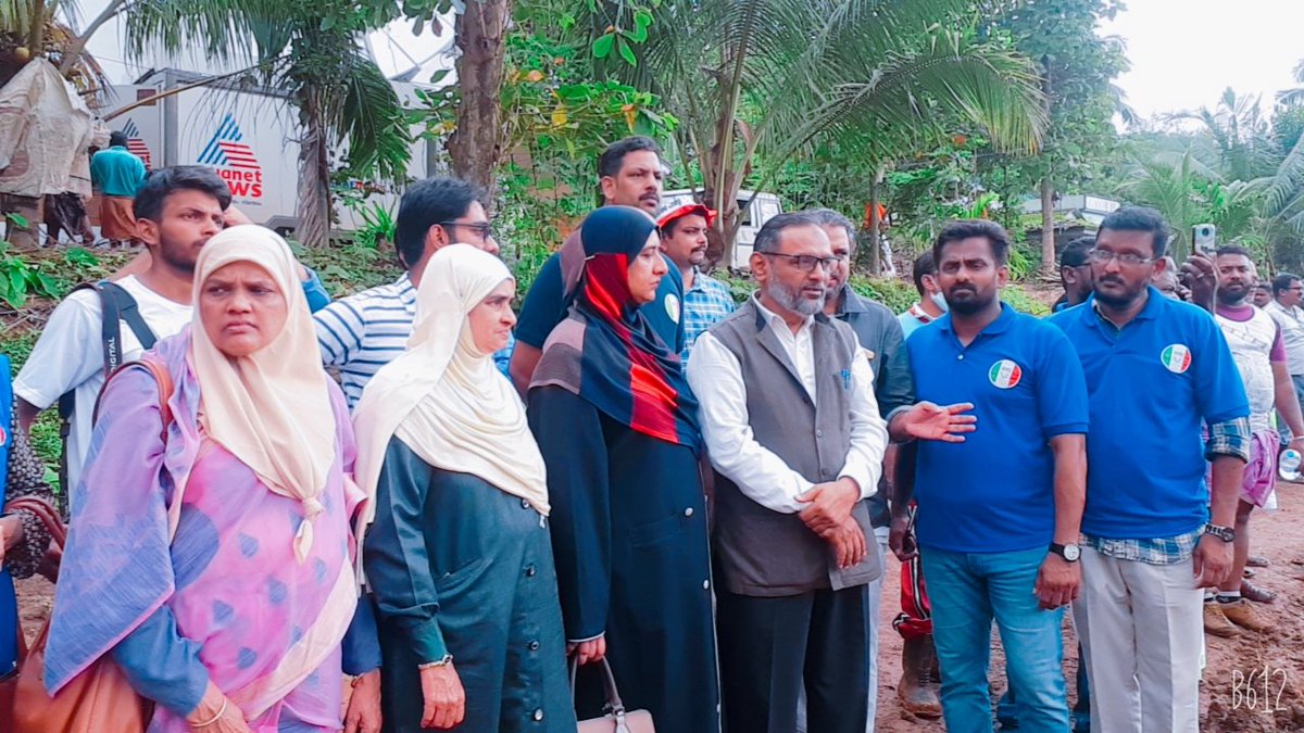 updatewelfare's tweet photo. National President SQR Ilyas, General Secretary Seema Mohsin along with Central Leaders visited Kerala Flood Effected area, Team Welfare Leaders Explained The Situation @sqrIlyas1 @karfraternity https://t.co/7x3rmUjVqa