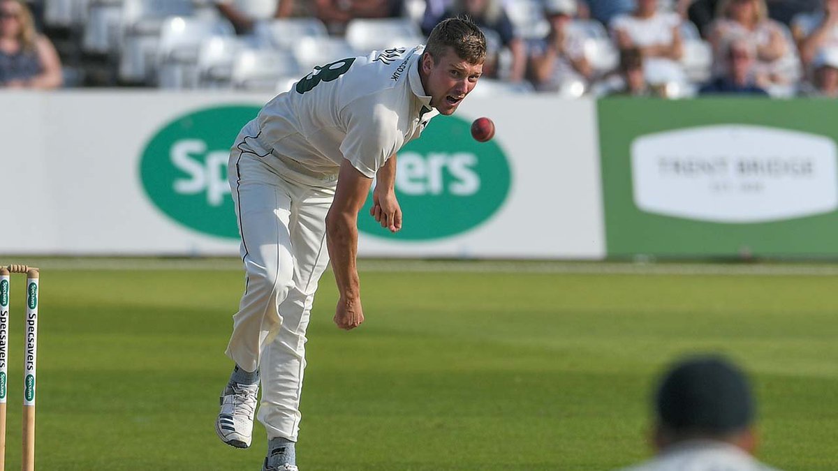 UPDATE | A change of bowling sees Jake Ball brought into the attack with Yorkshire 197-3 in their second innings, a lead of 245 runs. Follow #YorksvNotts live 👉http://socsi.in/g_6pjT5