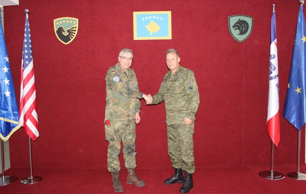 Në kazermën e #FSK „Ushtarët e NATO-s“ në Istog, ka qëndruar për vizitë pune drejtori i NALT-it (Ekipi Këshillues Ndërlidhës i <a href="/NATO/">NATO</a>  në FSK), gjeneral brigade Michael Oberneyer, i cili u prit nga gjeneral brigade Fadil Hadërgjonaj.
#KSF <a href="/NATO/">NATO</a> oriented
#KSFinteroperable
