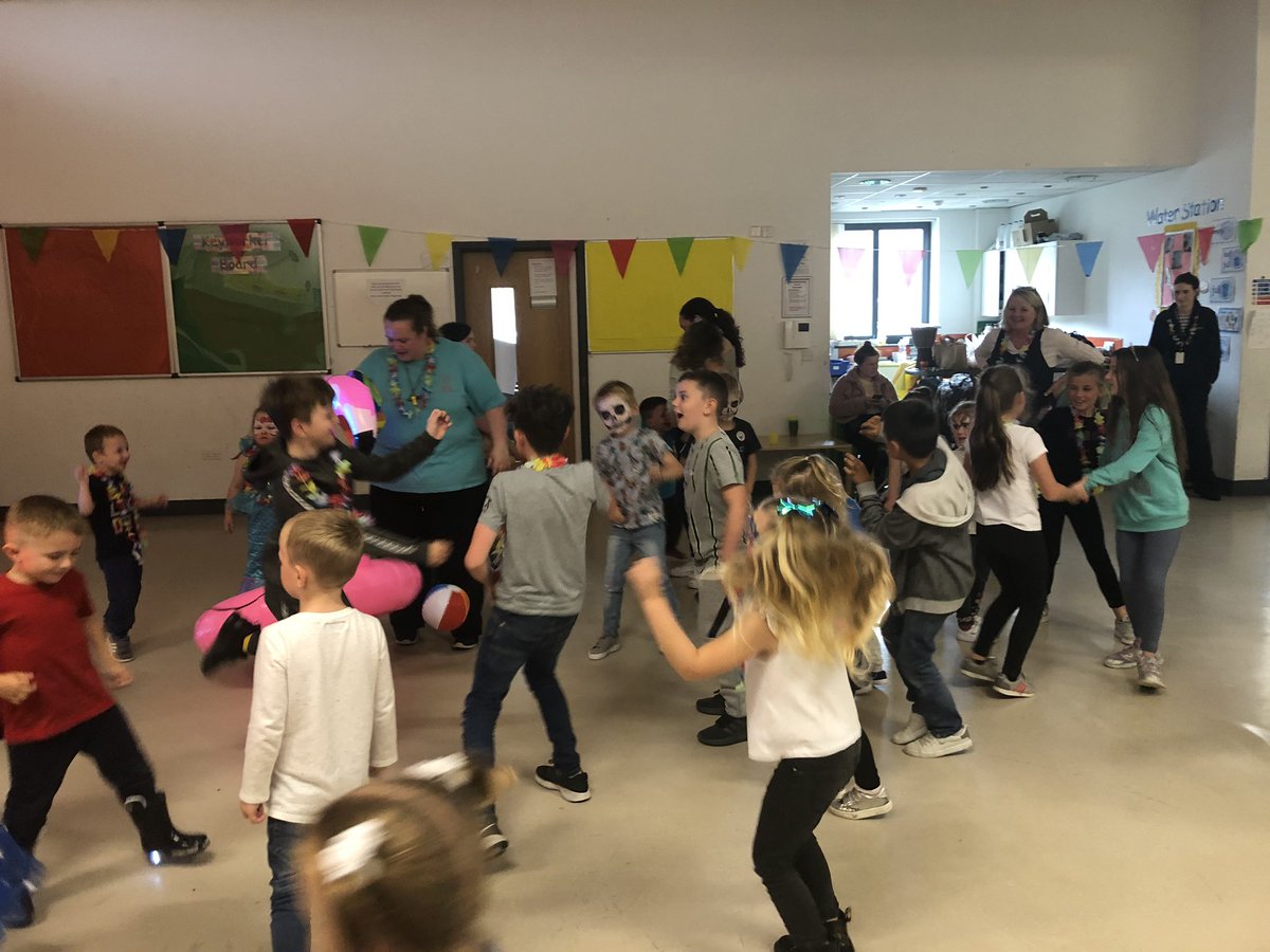 ForHousingLisa's tweet photo. Fitton Hill #playstreets you have been awesome!! Thank you @REELCIC for delivering five weeks of #familysummerfun. https://t.co/C0fj8IH2Vp