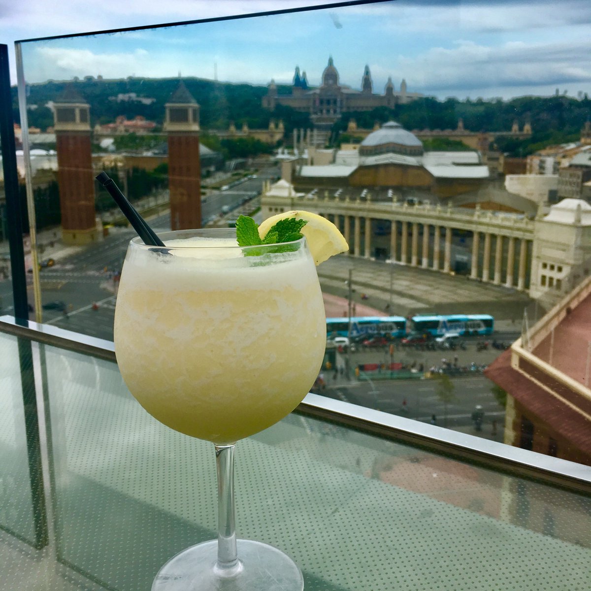A los días grises ponles piña colada 🍍🍹🤩
.
.
.
#piñacolada #summer #holidays #theclockterrace #yummy #fresh #cocktails #hotel #rooftop #barcelona #montjuic #ebocarestaurants #sunset #pool #delicious #piña #sweet