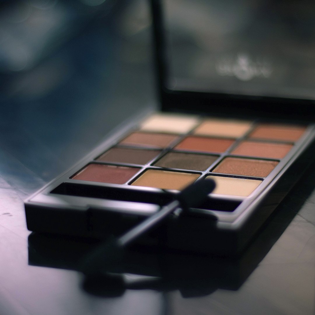 BronxColorsZA's tweet photo. Enhance Your Look with our 12 colour eyeshadow palettes ♀️♂️Specially curated to provide you with a complete eye look 🌈💛. #BronxColors #UrbanCosmetics #CrueltyFree #eyeshadow #makeup #12colorpalette #beauty #pigment #MUA #ilovemakeup #eyeshadowpalette https://t.co/jDe88nFepX