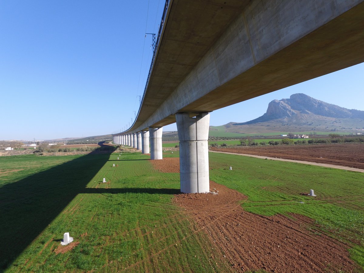 ACCIONA's tweet photo. RT este tuit si tú también amas la #ingeniería como nosotros 🌉👩‍🏭👷‍♂️ 🏗️

En la imagen, mostramos el viaducto que conforma parte del tramo de Línea de Alta Velocidad entre Antequera y Peña de los Enamorados (Málaga, España) https://t.co/RHKUVdJcRv