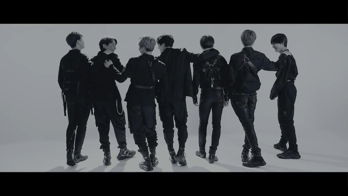 HollyAgust's tweet photo. Comeback dark ? 
Vocês vão ser um super-heróis ? 

Bangtam vocês não estavam de férias ?????????

@BTS_twt #ARMYZIP https://t.co/PWv8wz6ARh