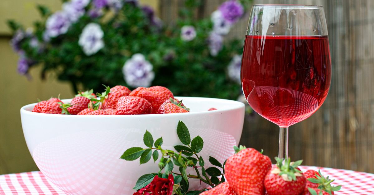 If we ever had to epitomise Frocks and Thrills Rose Zinfandel in one picture, this one is all we need! 😍 

With flavours of juicy strawberry, it's really the perfect summer wine. Enjoy it chilled whilst attempting to grab the last of this summer's rays >> buff.ly/33KwVi4