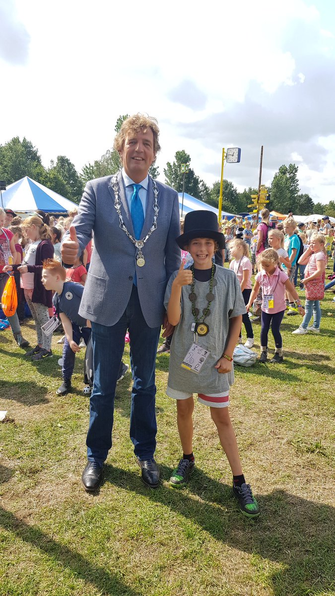 Kinderdorp's tweet photo. Er gebeurt zoveel op Kinderdorp vandaag, we houden het bijna niet meer bij! Burgemeester @GemeenteEde René Verhulst heeft Kinderdorpburgemeester Tom gehuldigd én er lopen ineens wel heel vreemde kippen op ons terrein... #kinderdorpbennekom https://t.co/FIbtVEBPuS