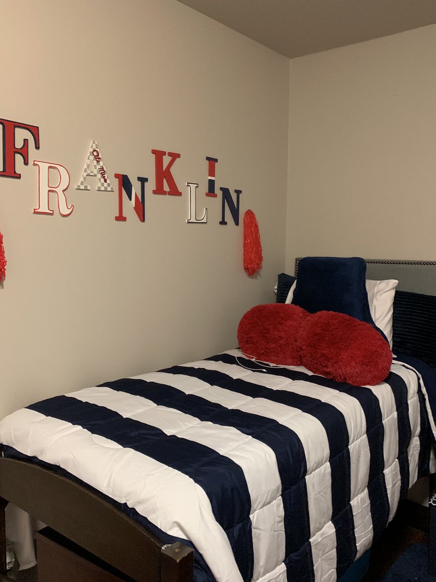 prezjfrank's tweet photo. Love my room❤️💙 #HottyToddy #OleMissMoveIn https://t.co/jCd9IiIfca