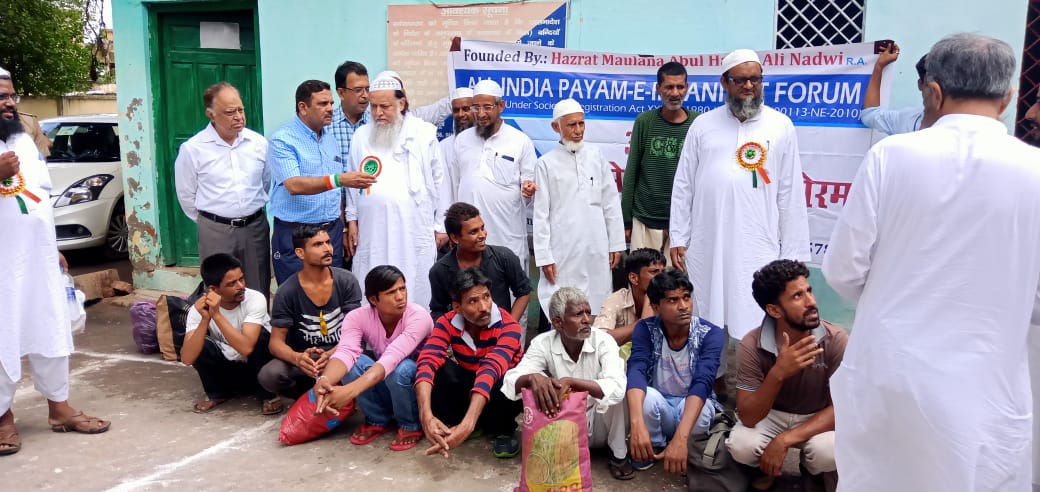 PayameInsaniyt's tweet photo. 15-08-2019 @PayameInsaniyt
ऑल इंडिया पयामे इंसानियत फ़ोरम #कानपुर यूनिट की तरफ से कानपुर जेल से 11 लोगों की रिहाई करायी गयी जिसमें मुरादाबाद, रायबरेली और कानपुर के कैदी थे.और साथ ही कुछ पैसे और नाश्ते के पैकेट भी दिए गए.
#humanity 
#ServeHuman https://t.co/BvaJ9PFlK0