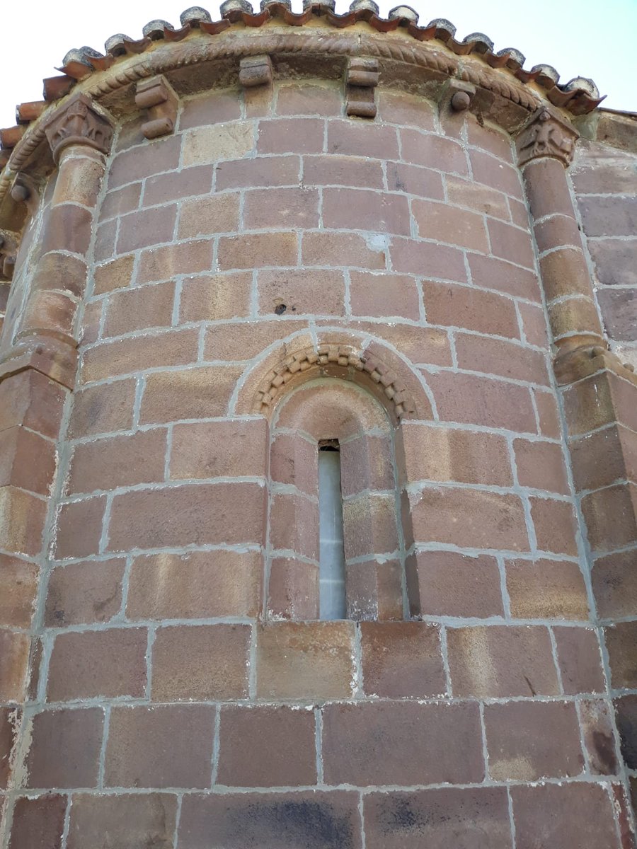 RenataOjerada's tweet photo. Abside de #MataDeHoz las dos #columnas que lo dividen con #Capitel de leones (guardianes del templo)a la izda y el aguila a dcha escudo de #SanJuan patrono de la iglesia
En el centro #ventanuca con #arquivoltas
Cornisa con #canecillos de rollos y bolas. Merece visita #románico https://t.co/aeAy4cga38