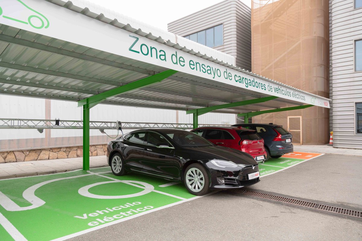 revistacesvimap's tweet photo. En #CESVIMAP acabamos de instalar el cargador #EoGenius cedido por @Velyen_Equipos para pruebas de carga de #vehículoeléctrico.
¡Gracias!
Si también quieres participar en las pruebas de carga,  contacta con nosotros :-) https://t.co/OenN0Bvuh3